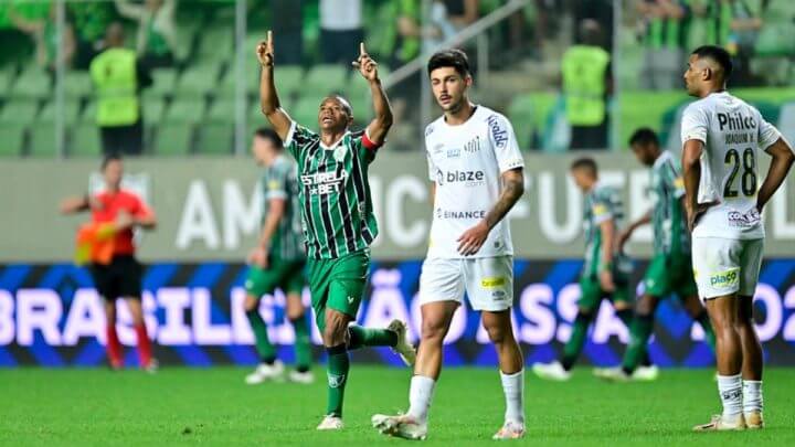 América-MG derrotou o Santos em casa (Foto: Mourão Panda/América)