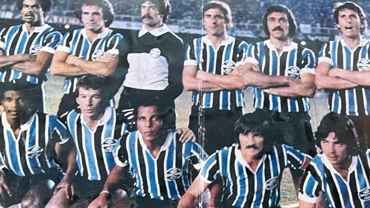 Renato Sá (primeiro da direita agachado) com o elenco do Grêmio (Foto: Arquivo Pessoal)