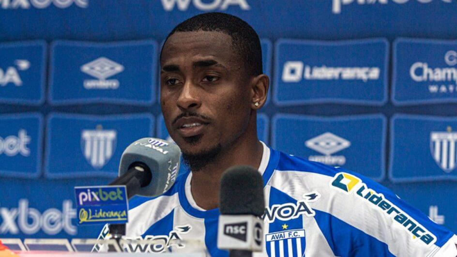 Denílson durante a sua apresentação na segunda passagem pelo Avaí (Foto:Leandro Boeira/Avaí F.C.)