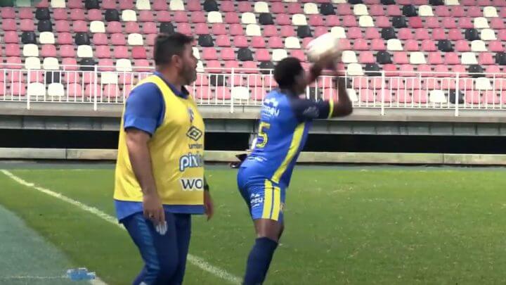 Cobrança de lateral bizarra chamou atenção do técnico Eduardo Barroca (Foto: MB TV/Reprodução)