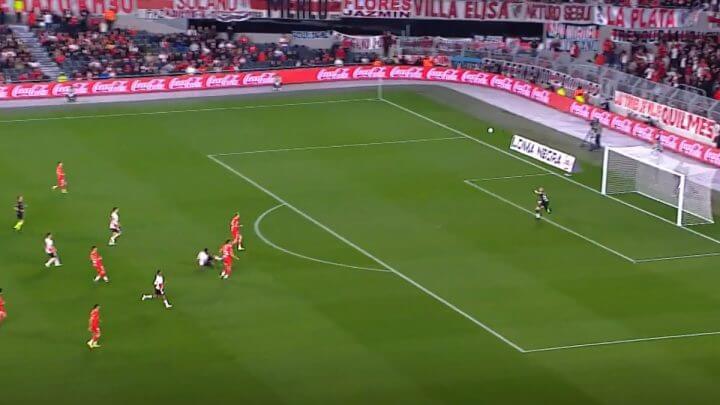 Miguel Borja marcou um golaço improvável pelo River Plate (Vídeo: OneFootball/Reprodução)