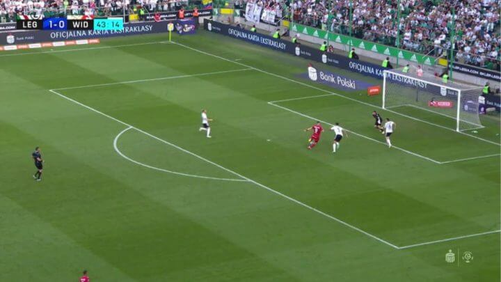 Goleiro dá assistência para um golaço (Foto: OneFootball/Reprodução)