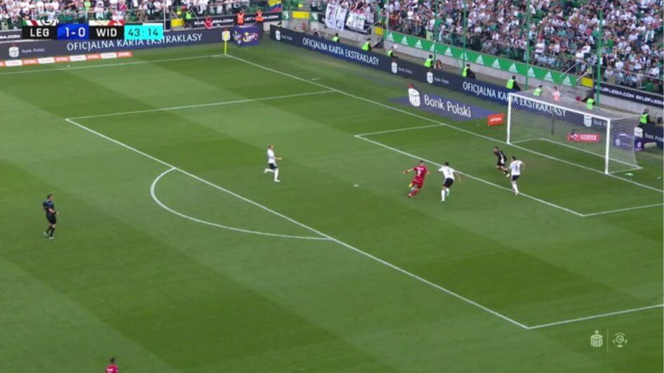 Goleiro dá assistência para um golaço (Foto: OneFootball/Reprodução)