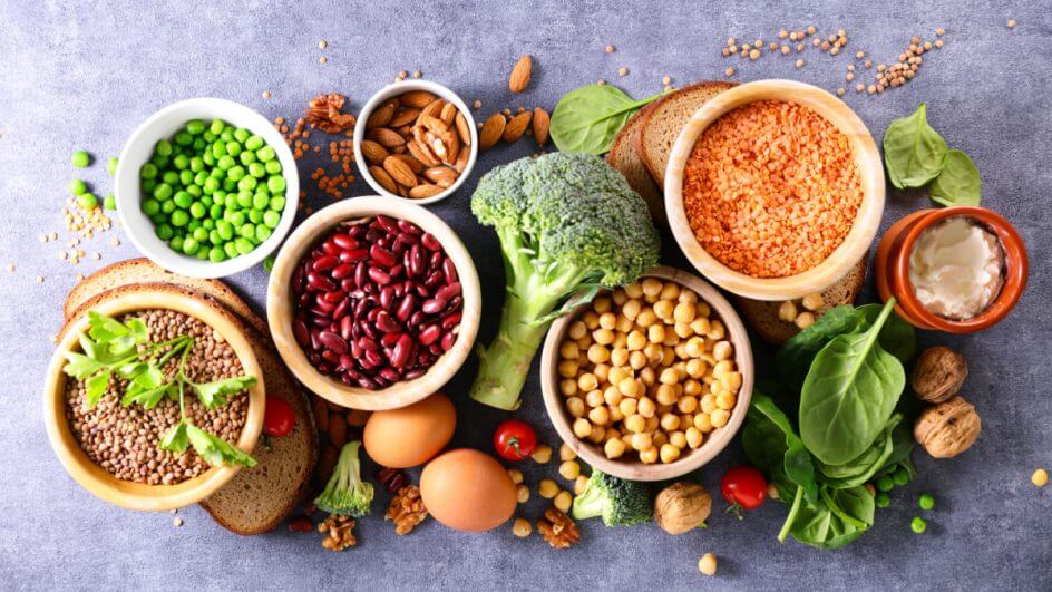 Alimentos ricos em proteína vegetal, como brócolis, rúcula, amêndoas, grão-de-bico, ervilha, nozes, ovos e mais