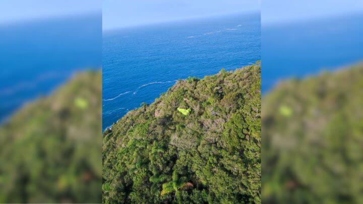 Queda de parapente mobilizou equipe do helicóptero dos bombeiros de SC (Foto: reprodução, CBM-SC)