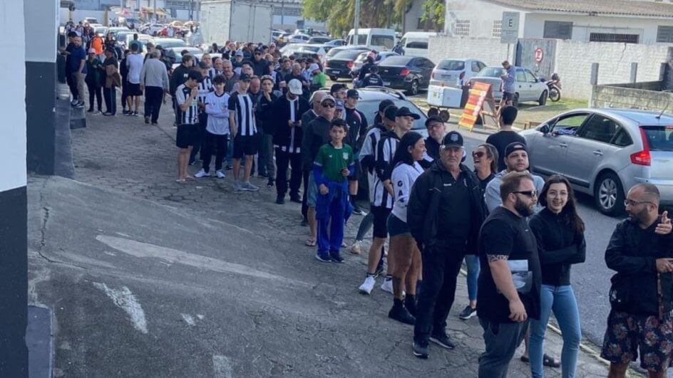 Torcedores do Figueirense fazem fila nos arredores do Estádio Orlando Scarpelli (Foto:@soufigueirense/Reprodução)