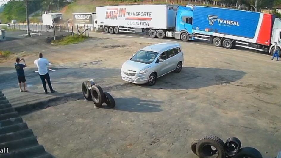 Vídeo flagrou momento do engavetamento com cinco caminhões na BR-470, em Gaspar