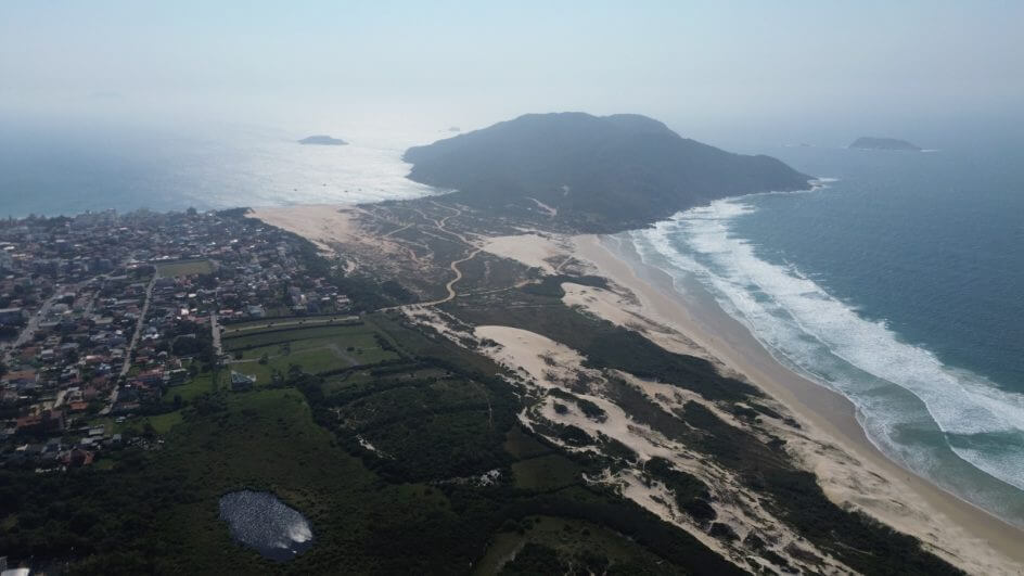 Vilas conectadas a amplo jardim sem presença de carros é diferencial de novo empreendimento na Praia do Santinho, em Florianópolis capa