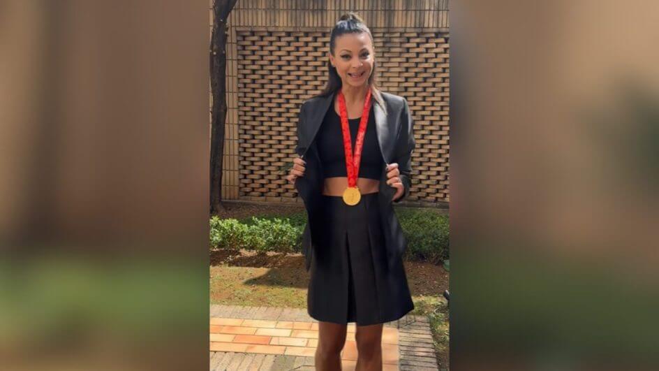 Imagem mostra Walewska usando uma roupa preta e a medalha dos jogos olímpicos