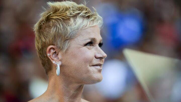 Xuxa Meneghel sorrindo