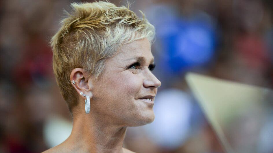 Xuxa Meneghel sorrindo