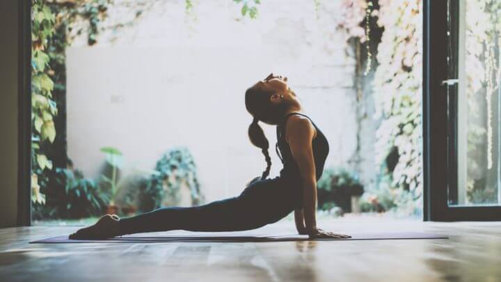 Mulher praticando Yoga