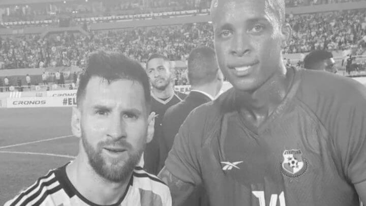 Zagueiro tirou foto com Messi após amistoso (Foto: ge/Reprodução)