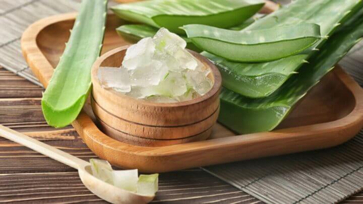 Tigela com Aloe vera na bandeja de madeira
