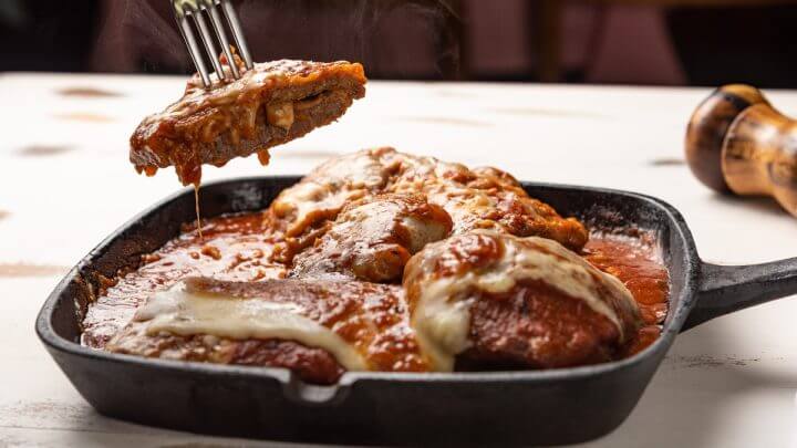 Panela preta com bife à parmegiana