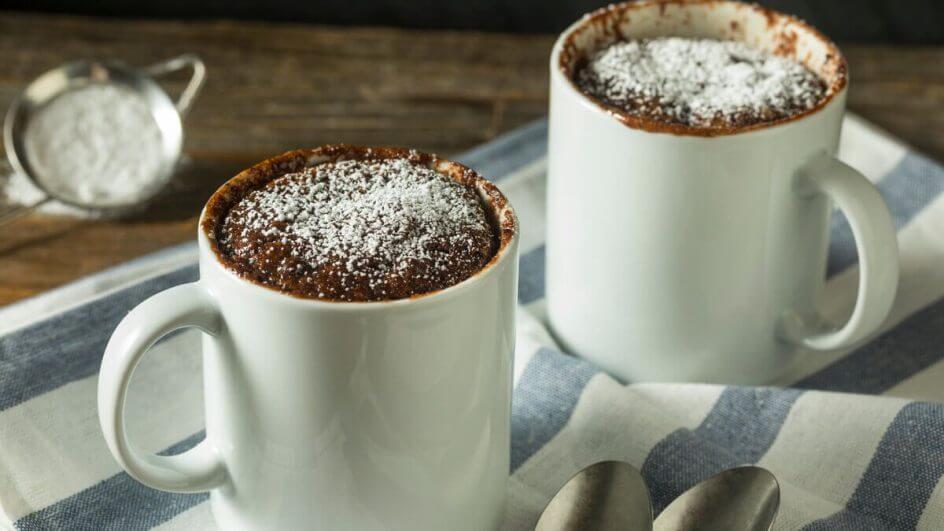 Duas canecas com brownies polvilhados com açúcar
