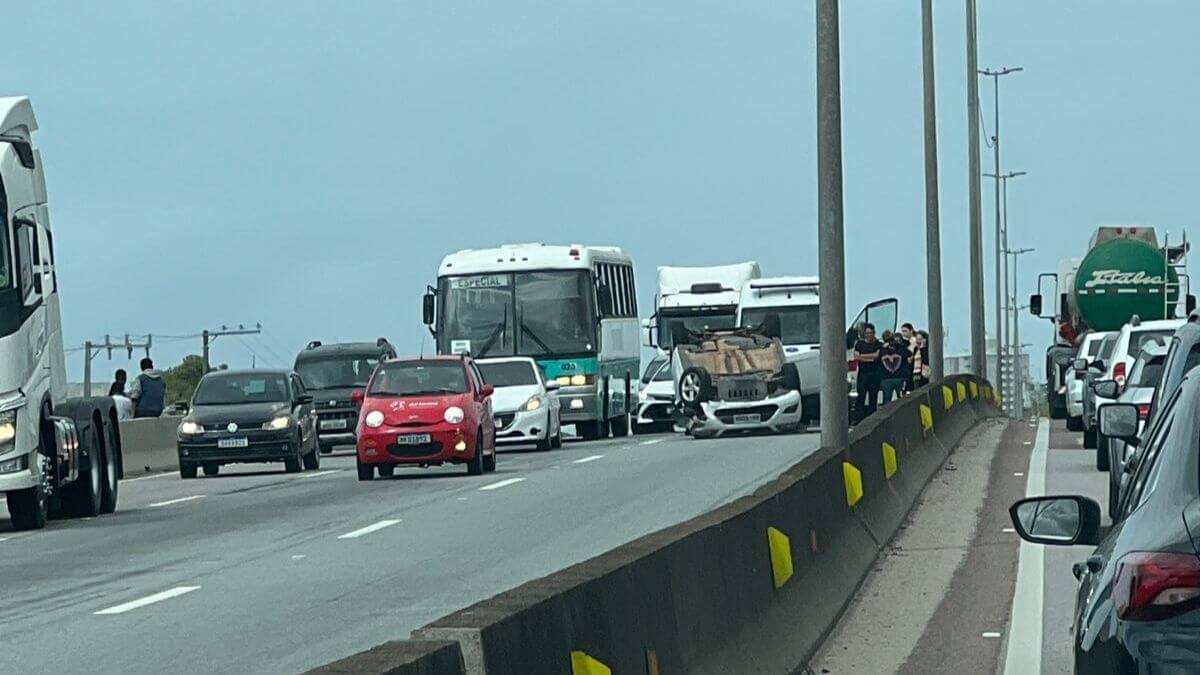 carro capota na br 101