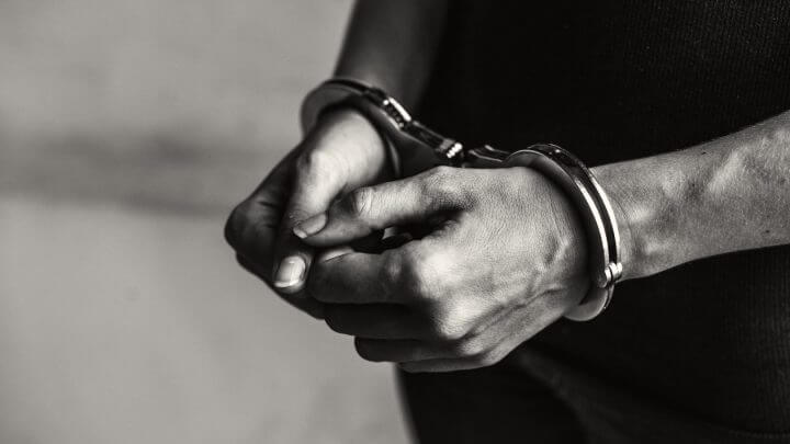 Homem mata esposa a facadas na frente dos filhos e é condenado