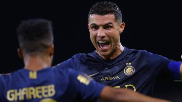 Cristiano Ronaldo comemorando o gol com o colega de time