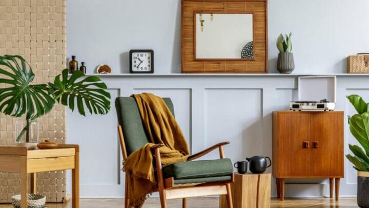 Sala com cadeira, vaso de planta e objetos decorativos ao redor