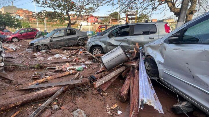 Carros ficaram empilhados após rompimento