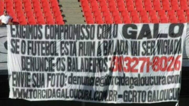 Faixa da torcida do Galo, exigindo compromisso com o Atlético Mineiro e divulgado telefone de denúncia para flagrar jogadores na balada