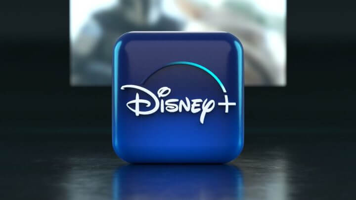 Logo do Disney+ em cima de um chão preto