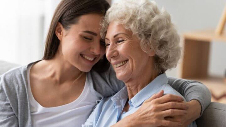 Duas gerações de mulheres rindo, se abraçando, se divertindo, curtindo o tempo