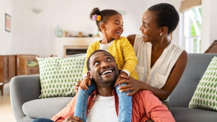 Família sorridente em casa decorada