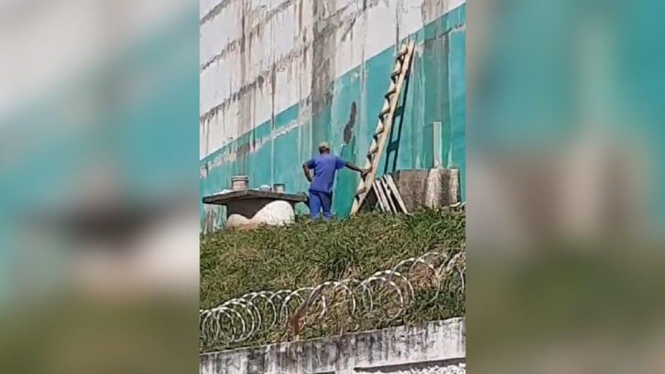 Moradores flagravam funcionários fazendo reparos na estruturas