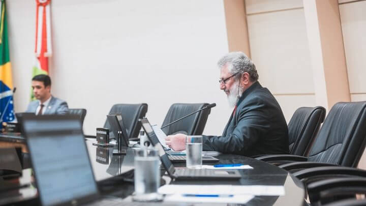 Deputado Padre Pedro sozinho na mesa diretora