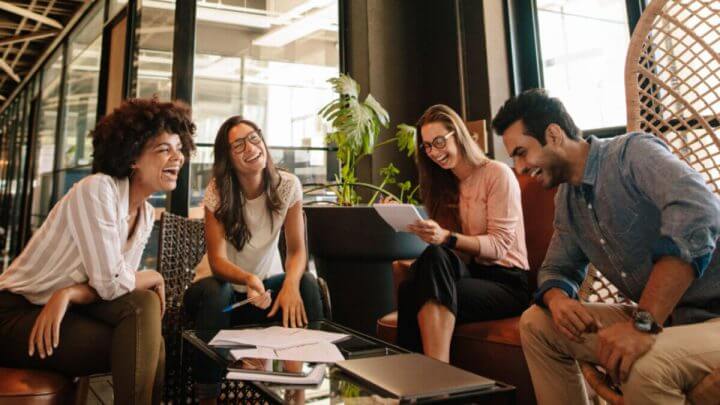 Equipe de negócios trabalhando em novo projeto e sorrindo.