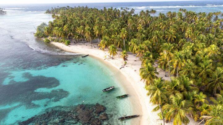 Foto feita de drone mostrando praia no Panamá