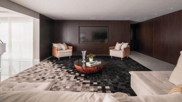 Sala de estar com decoração preta.