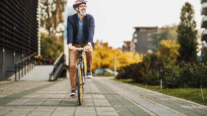 Homem vestido com roupa social andando de bicicleta