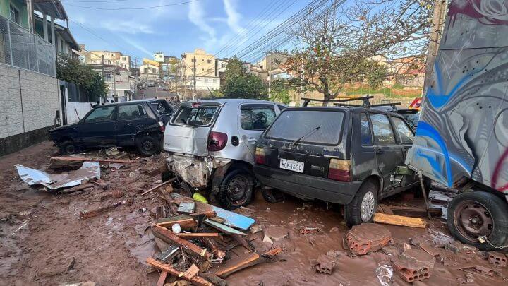 Carros e casas ficaram destruídas após o rompimento