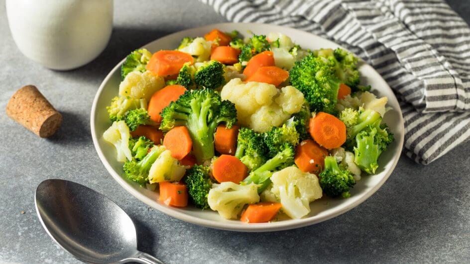 Prato branco com salada de brócolis, couve-flor e cenoura