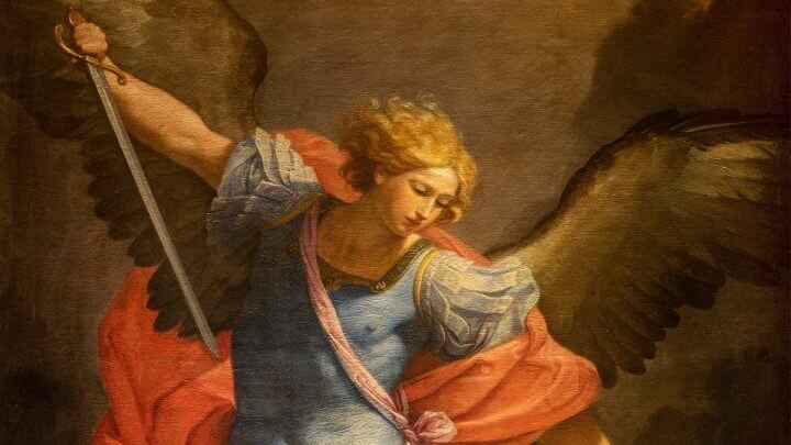 Ilustração do Arcanjo de São Miguel segurando uma espada e com o pé na cabeça de um homem
