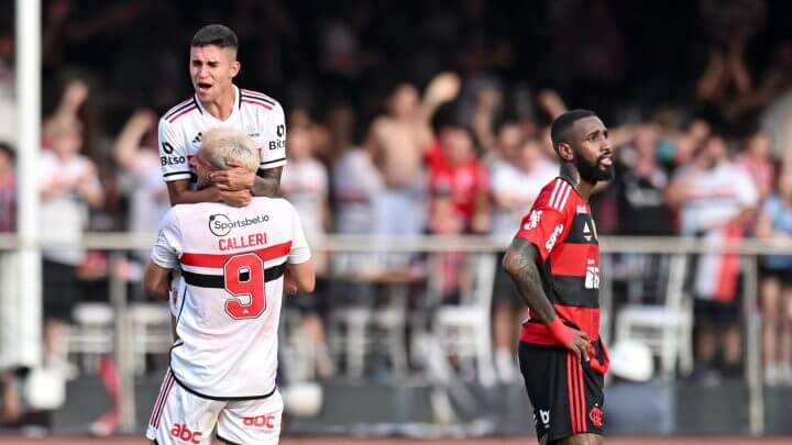 Rodrigo Nestor é erguido por Calleri na comemoração do seu gol, o do título (Foto: Gledston Tavares/Dia Esportivo/Estadão Conteúdo)