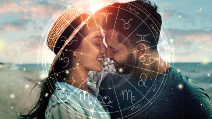Casal em praia com símbolo do zodíaco ilustrado para representar compatibilidade dos signos