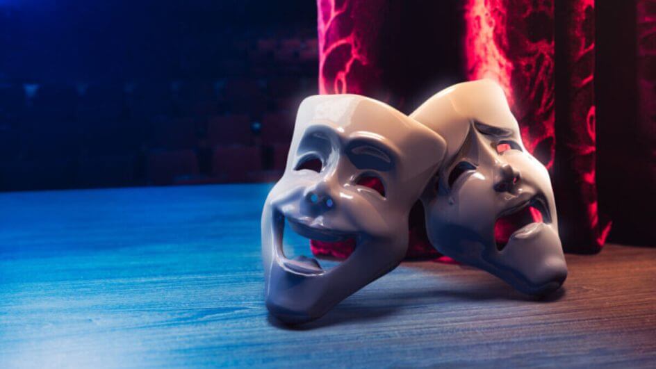 Máscaras de teatro, drama e comédia com uma cortina vermelha como pano de fundo