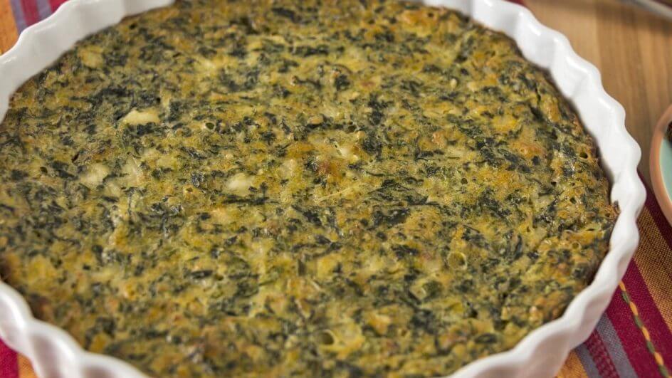 Travessa branca com torta de espinafre