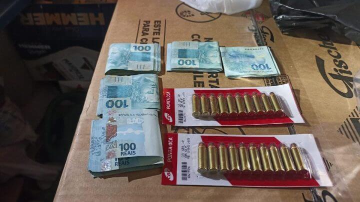 Dinheiro e munições encontrados na ação