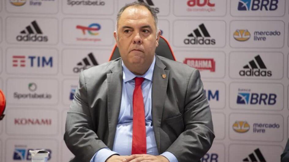 Imagem mostra Marcos Braz sentado usando um terno cinza