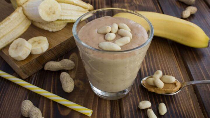 Copo de vitamina de banana com pasta de amendoim