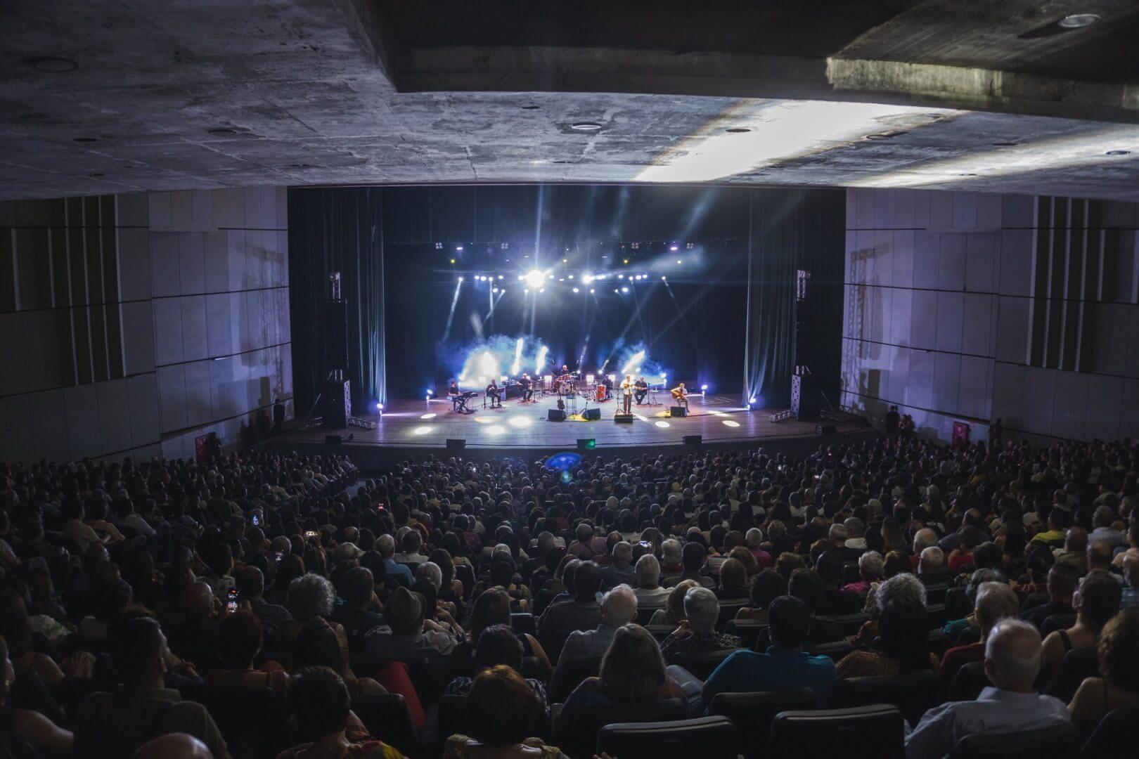 Paulinho da Viola faz show em SC neste s&aacute;bado (6). (Foto: QORPO/Arte)
