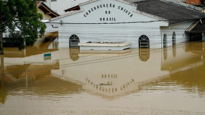 Igreja inundada no Vale do Itajaí