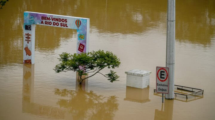 Nível da água quase encobriu poste em Rio do Sul (Foto: Marco Favero/Secom)