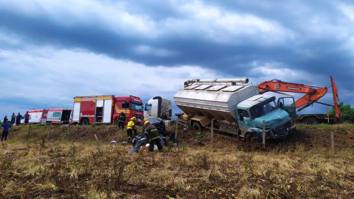 Acidente entre carro e caminhão termina com quatro mortes em SC