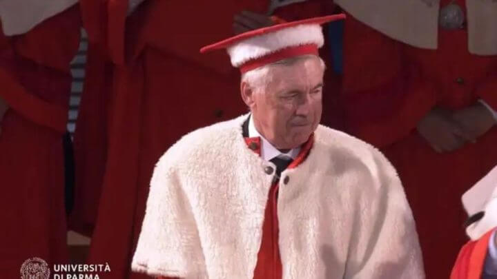 Ancelotti durante a formatura (Foto: Universidade de Parma/Reprodução)